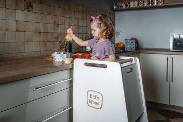 dziecko pomaga na kitchen helper