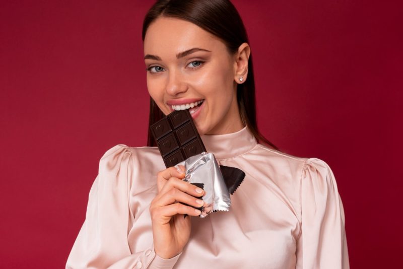 kobieta je czekolade