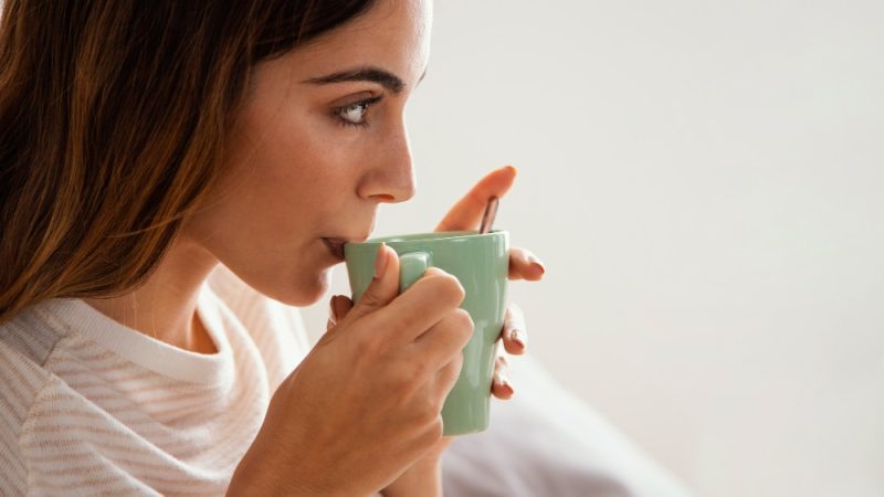 kobieta pije zielona herbate