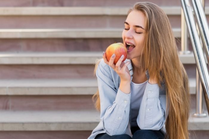 Jabłko a karmienie piersią – czy można je bezpiecznie jeść?