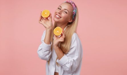 kobieta trzyma pomarancze