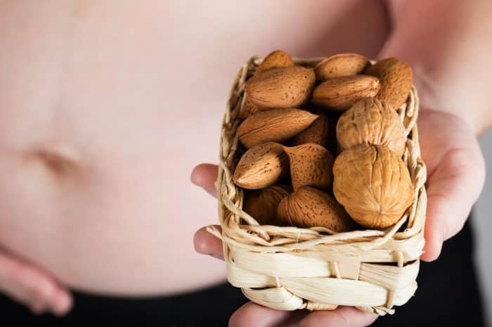 Migdały w ciąży i podczas karmienie piersią – czy można je jeść?