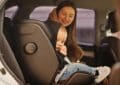 mloda-matka-i-dziecko-w-samochodzie-fotelik-na-krzesle-koncepcja-bezpieczenstwa-jazdy