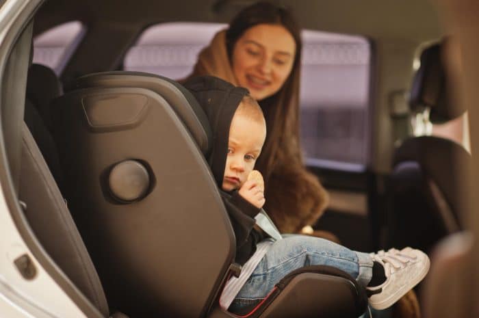 Bezpieczny fotelik samochodowy dla dziecka – sprawdź, czym powinien się charakteryzować