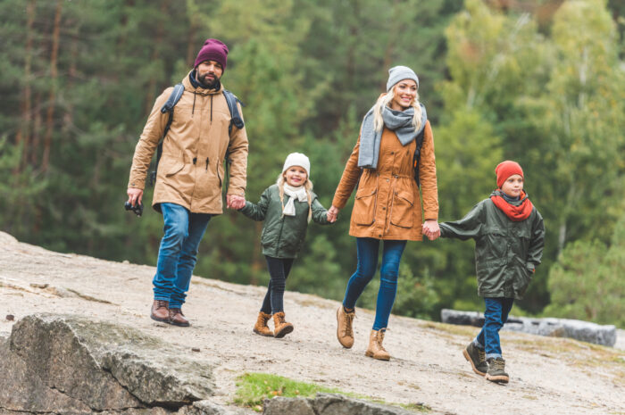 Korzyści z rodzinnych spacerów – odkrywanie świata z dzieckiem