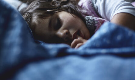 Jak budować zdrowe nawyki snu u dzieci w różnym wieku