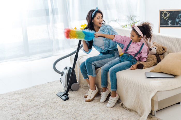 Jak wprowadzać zasady obowiązków domowych w formie zabawy