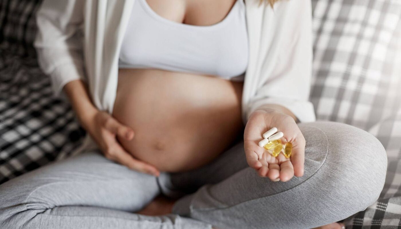 Suplementacja w ciąży według EBM: co jest „must have”, a co zależy od badań?
