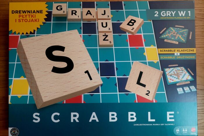 Recenzja: Scrabble – drewniane płytki i stojaki. Rodzinna gra 2‑w‑1 
