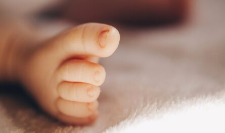 Chodzenie na palcach u dziecka – etap rozwoju czy powód do konsultacji?