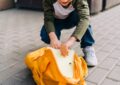 Dziecko ciągle gubi swoje rzeczy: prosty system dla plecaka, bluzy i bidonu