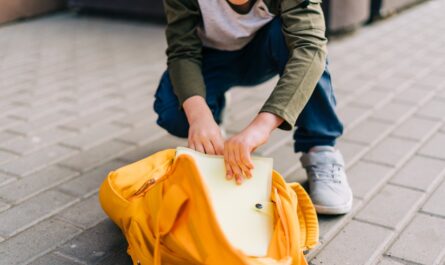 Dziecko ciągle gubi swoje rzeczy: prosty system dla plecaka, bluzy i bidonu