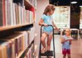 Pierwsza wizyta dziecka w bibliotece: od krótkiego spaceru między regałami do własnego wyboru
